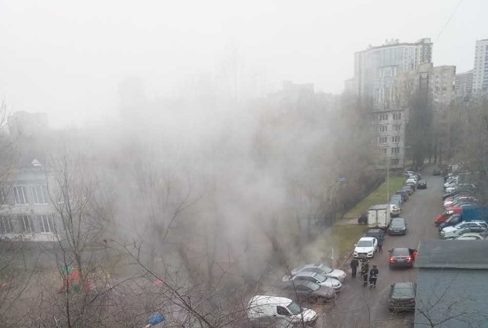 Фонтан затопил весь двор Фото: Светлана Смирнова
