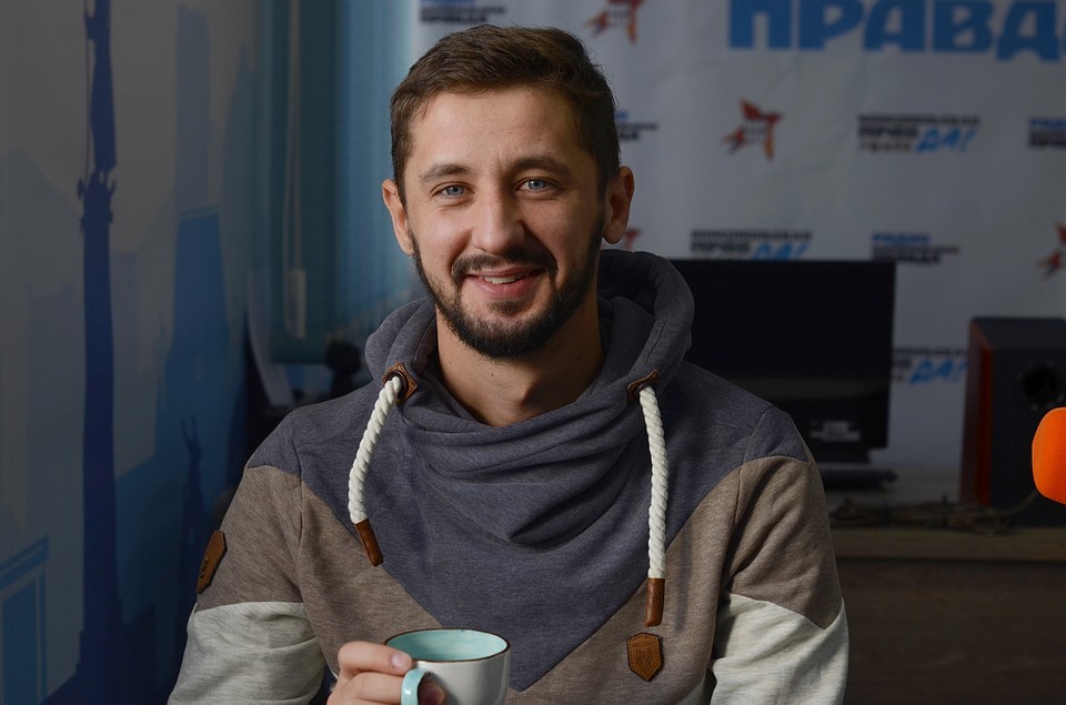 На фотографии сам Михаил Галин - бро звездного пухляша Вити.