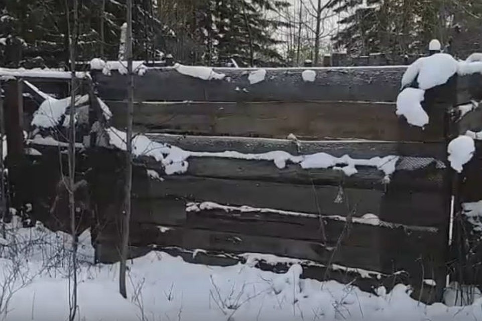 На нем уже горела одежда: трое полицейских вытащили сибиряка из горящего сарая. Фото: ГУ МВД России по Иркутской области.