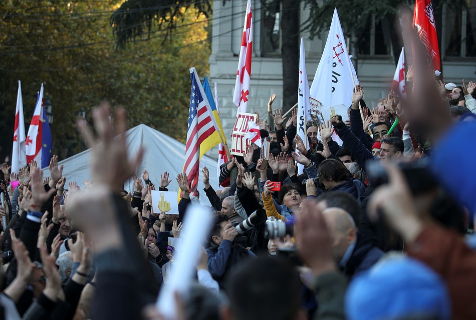 Сторонники оппозиции на митинге в Тбилиси