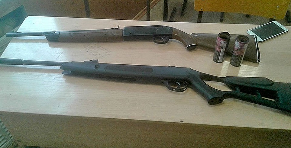 Вот такие винтовки пронесли в Самаре в школу дебоширы