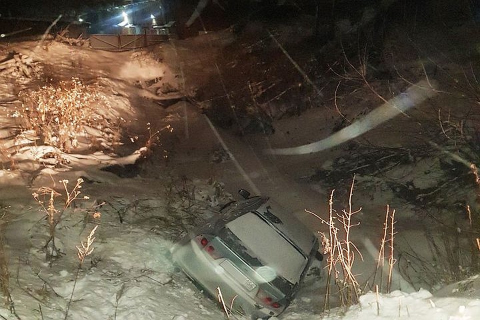 Новосибирец убегал от погони и на своем авто улетел в овраг. Фото: «АСТ-54»