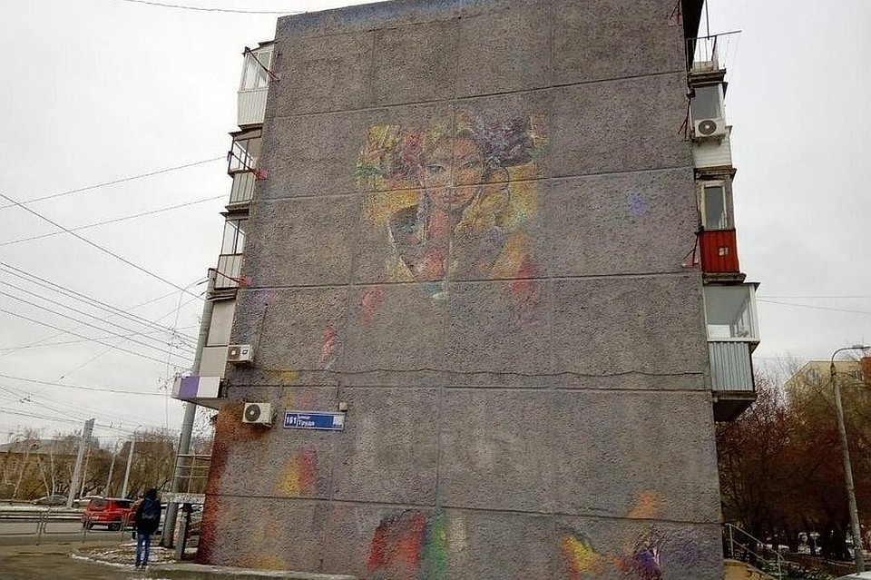 За одну ночь фасад закрасили серой краской