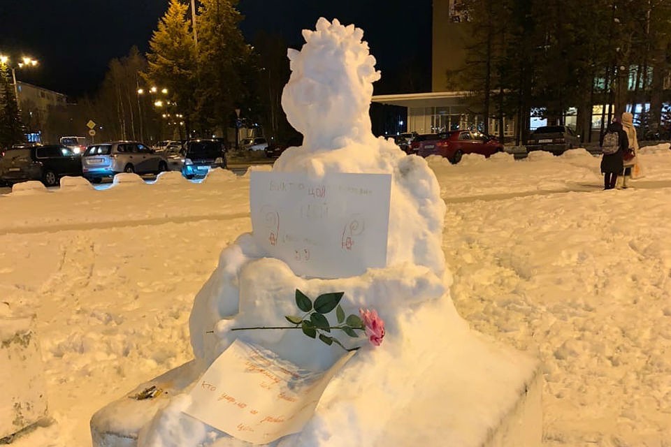 Снежный Виктор Цой сидит у кинотеатра "Полярный". Фото: vk.com/narodnoetvx