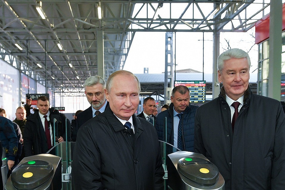 Владимир Путин и Сергей Собянин прошли через турникеты на Белорусском вокзале после запуска движения по первым двум маршрутам МЦД. Фото: Алексей Дружинин/ТАСС