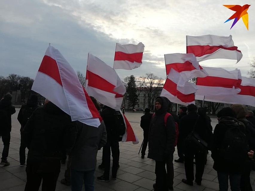 Белорусы, которые приехали на перезахоронение Калиновского: «Взяла носки, бел- чырвона-белы и уехала ночью в Вильнюс».