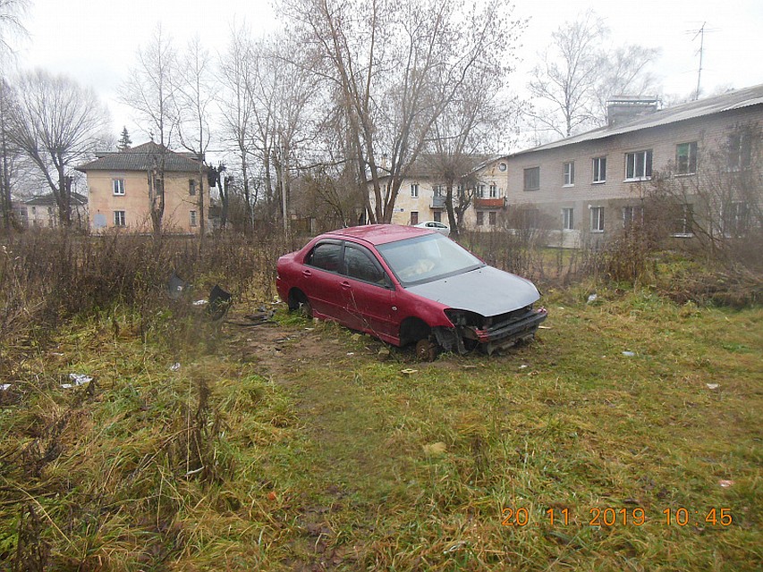 В Твери хозяина просят убрать с улицы брошенный автомобиль Фото: администрация Твери