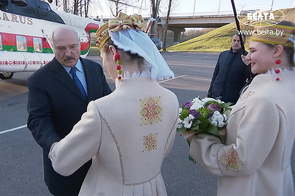 Лукашенко потрогал за пальто девушек, встречающих его в Витебске. Фото: БелТА.