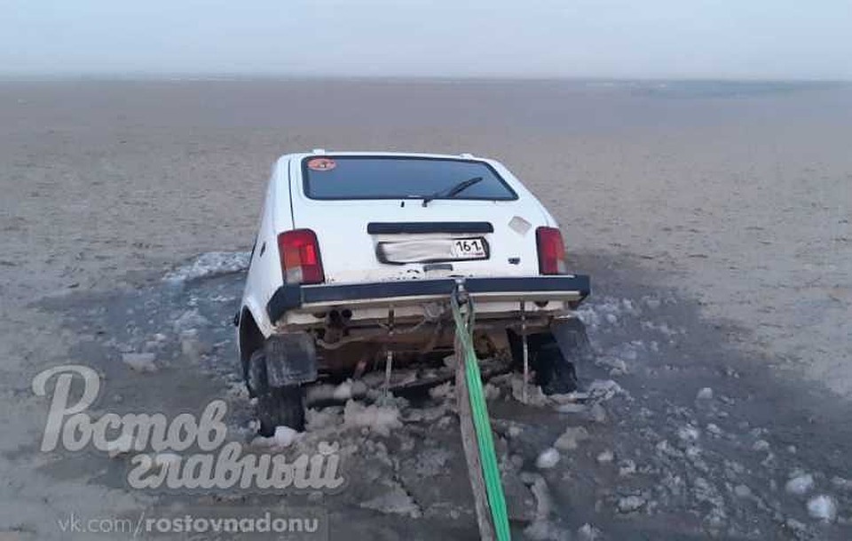 Ниву вытаскивали буксиром. Фото: соцсети