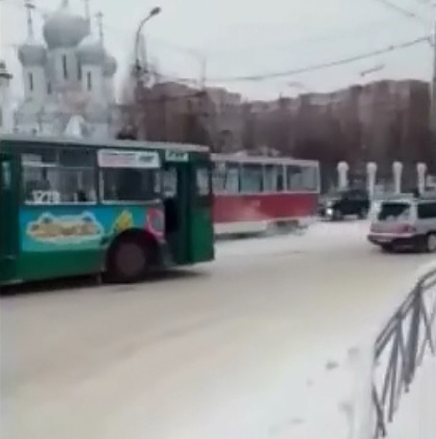 На фото видна задняя часть "смелой легковушки".