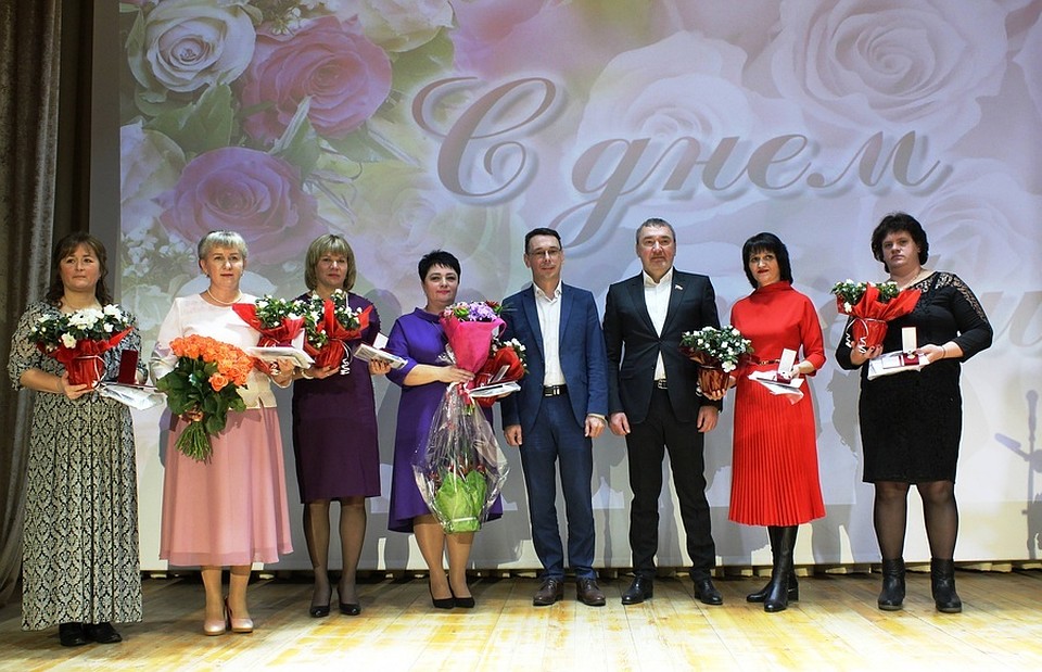 6 многодетных семей из Шебекино Белгородской области получили почетный знак «Материнская слава». Фото пресс-службы администрации Шебекинского городского округа