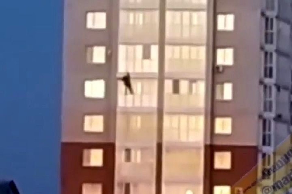 Парень завис на уровне 7-го этажа