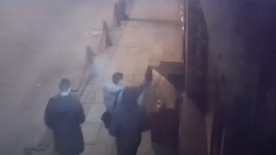 Парень в меховой куртке пнул статую