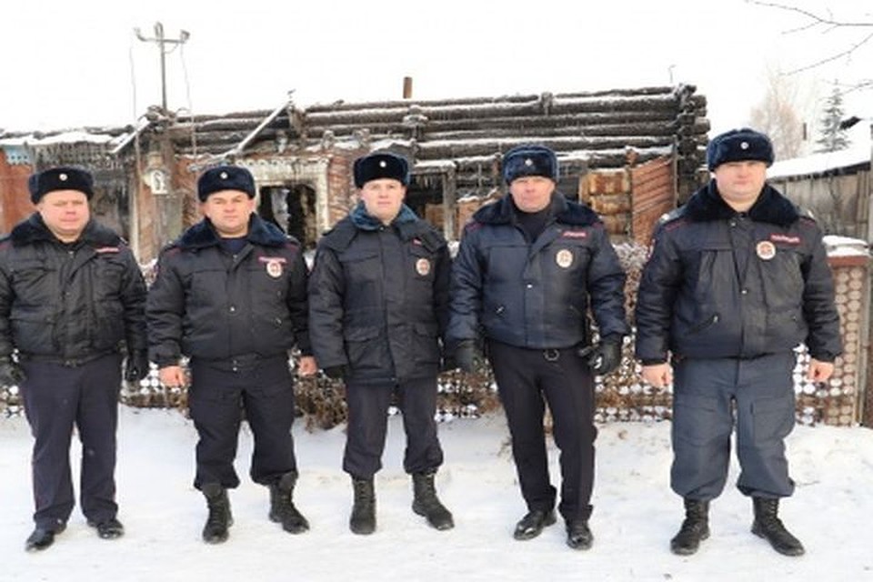 Полицейский спас пенсионера из горящего частного дома в Бердске. Фото: ГУ МВД по НСО