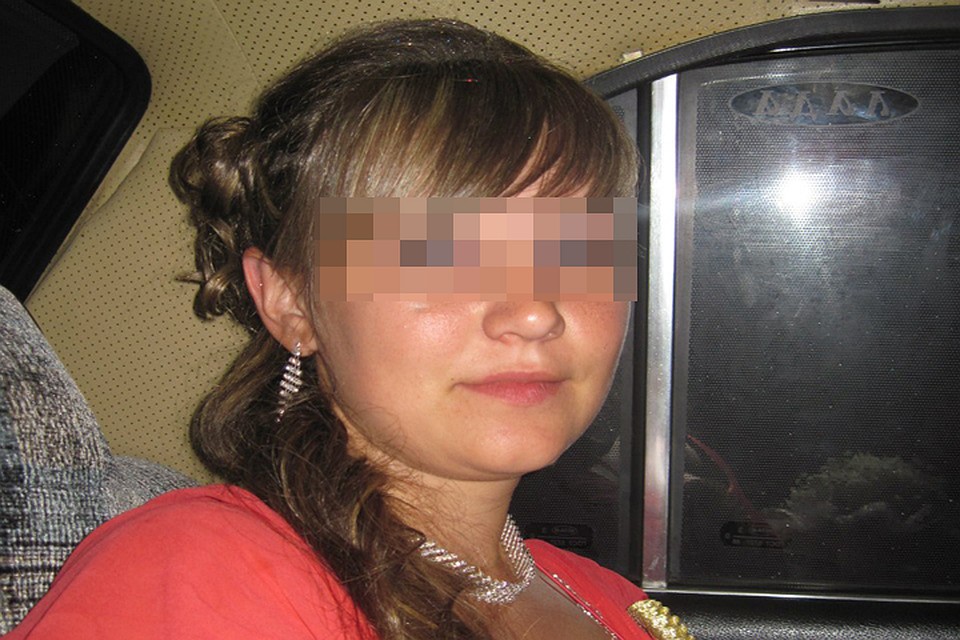 Официантку деревенского кафе заподозрили в совращении 15-летнего парня.