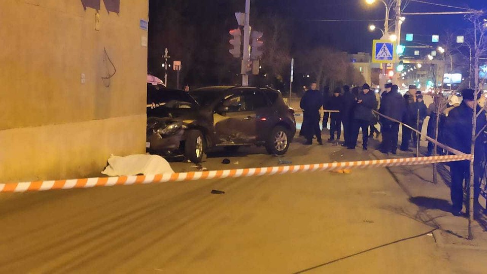 Иномарка въехала в толпу пешеходов