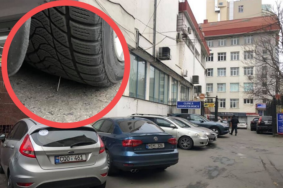 Вставляют гвозди в колеса.