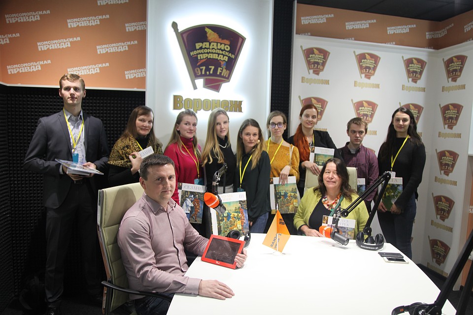 Гостям «Комсомолка» подарила книги.