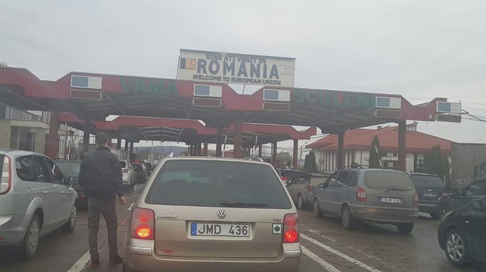 По словам очевидцев, по непонятной причине таможенники очень медленно работают.