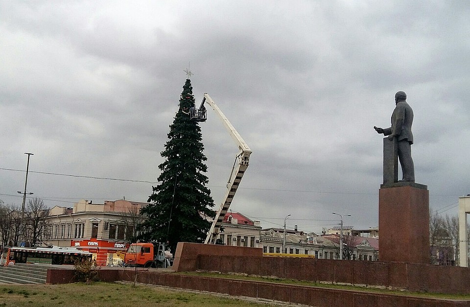 Елку устанавливают на площади Ленина. Фото: архив КП