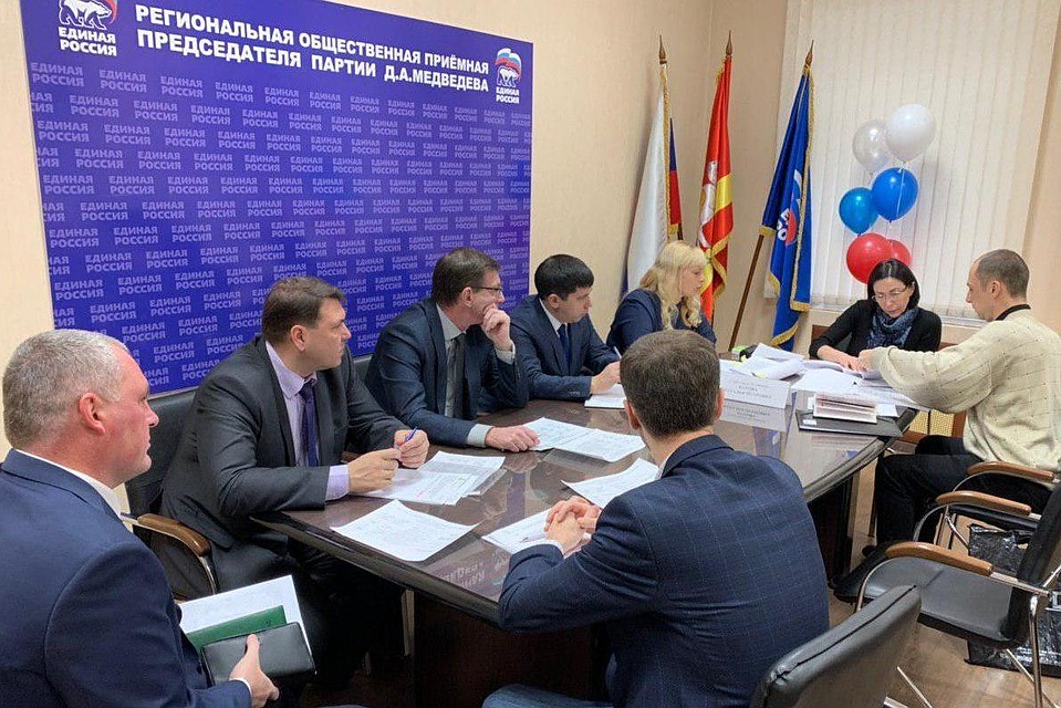 Наталья Котова в выходной вывела замов на работу и провела прием челябинцев. Фото: Владимир Сафонов.