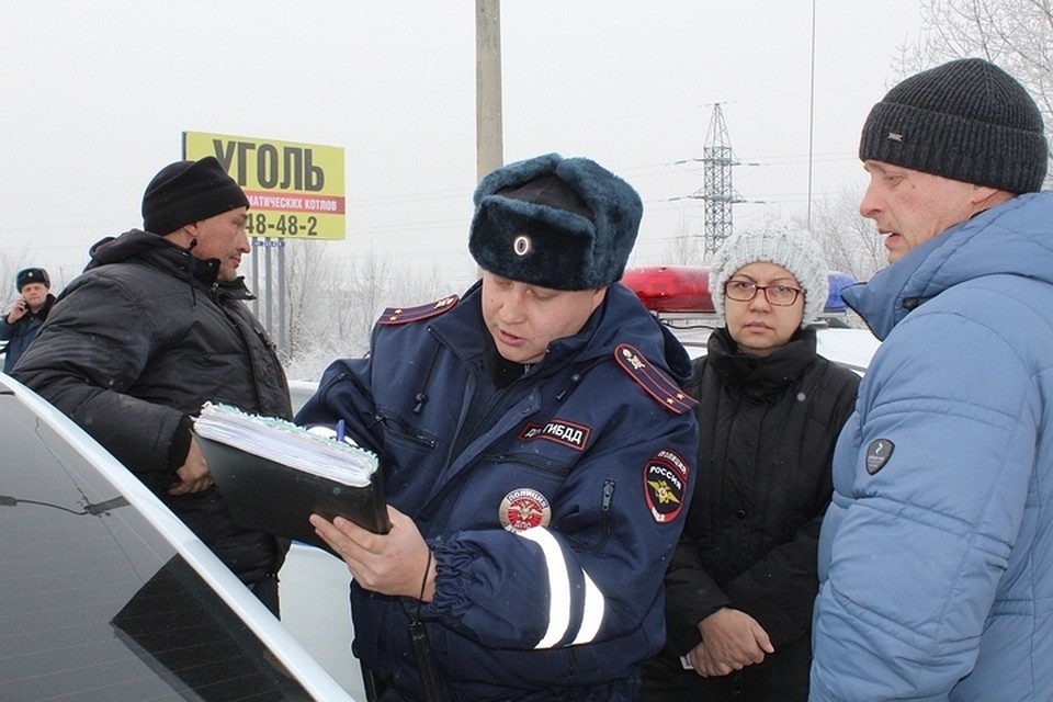 В Хакасии водитель поменял госномера на глазах у инспекторов ГИБДД. Фото: пресс-служба ГИБДД