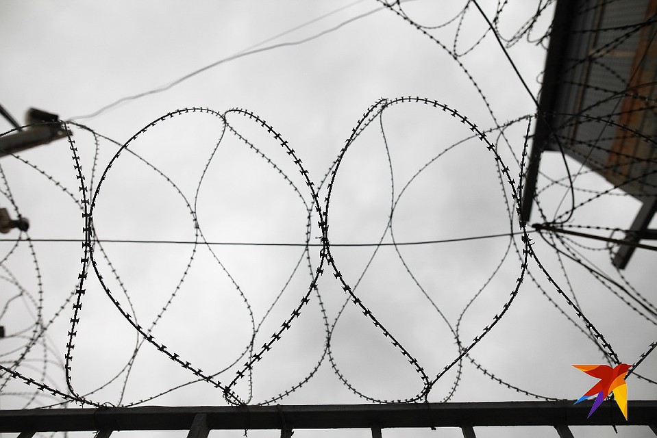 Следствие и суд установили, что в августе 2018 года младший инспектор группы надзора отдела безопасности пообещал помочь купить и затем передать одному из заключенных колонии Wi-Fi роутер.