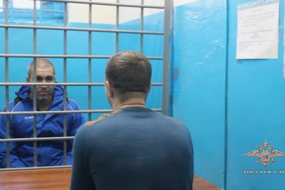 Избивал из-за неверно введенного пин-кода: появилось видео, как напавший в Лесосибирске уголовник тащил врача-педиатра к банкомату. Стоп-кадр видео полиции