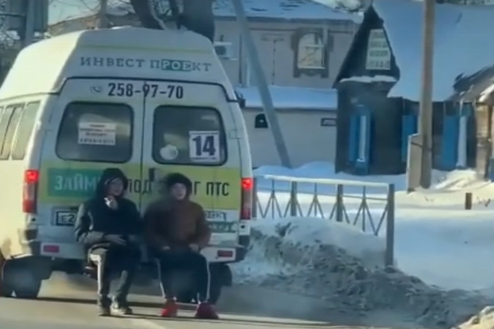 Подростки прицепились к маршрутке и ехали на заднем бампере. Фото: стоп-кадр