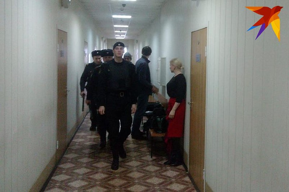 Подозреваемого заводят в зал суда.