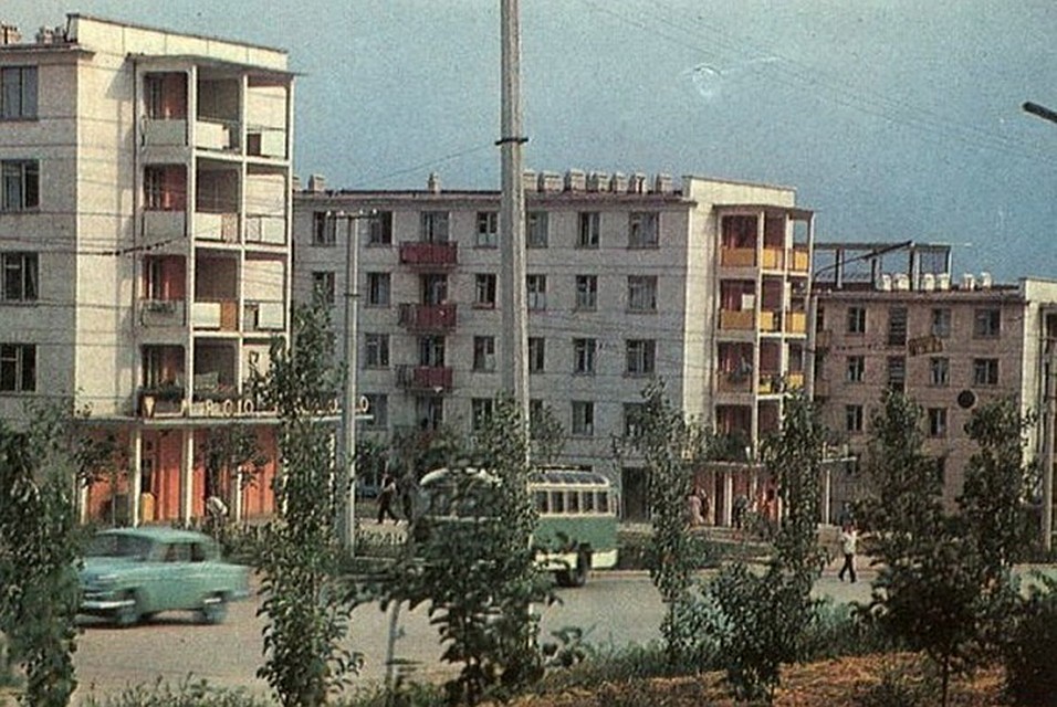 Красивый район был когда-то - зеленый и с тротуарами. Фото: соцсети