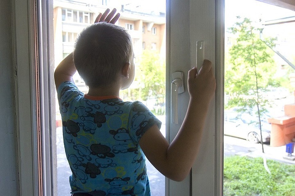 Ребенок, чтобы выжить, выпрыгнул в окно.