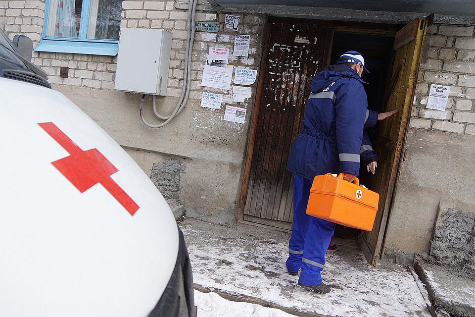 Проблема «кто должен таскать носилки с пациентом» обсуждается не первый год, и не первое десятилетие