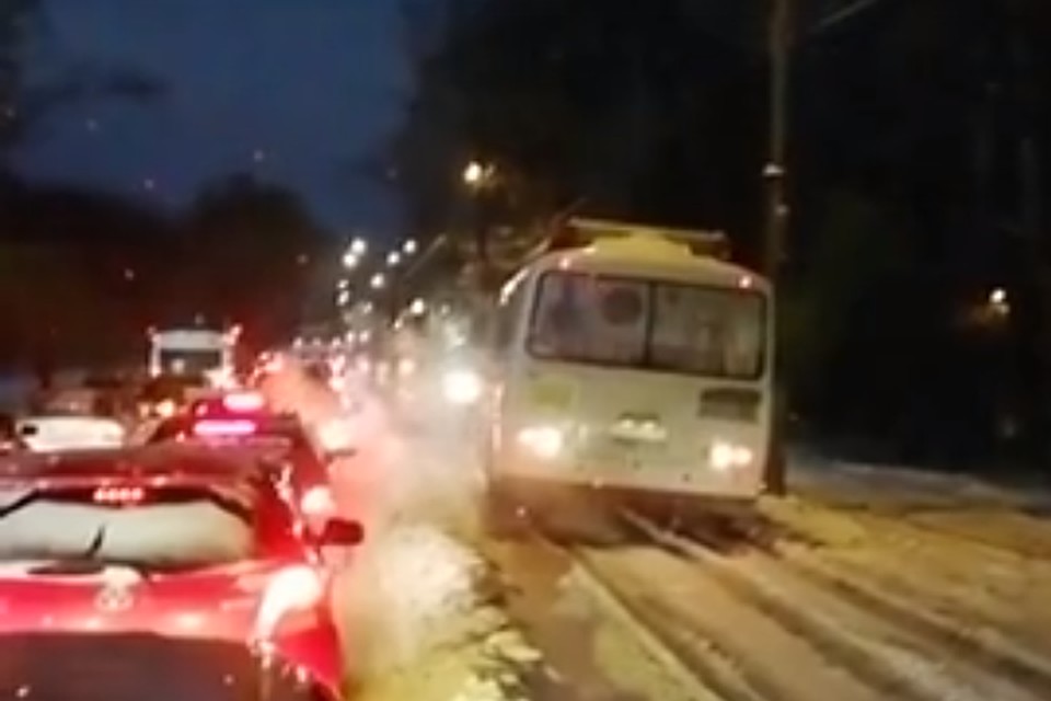Автобус с пассажирами застрял на рельсах. Фото: стоп-кадр