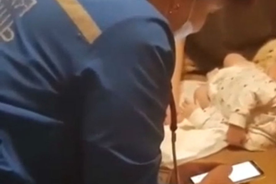 Проверка по видео из Братска, где врач скорой помощи якобы "гуглит" диагноз в телефоне, завершена. Фото: скриншот видео.
