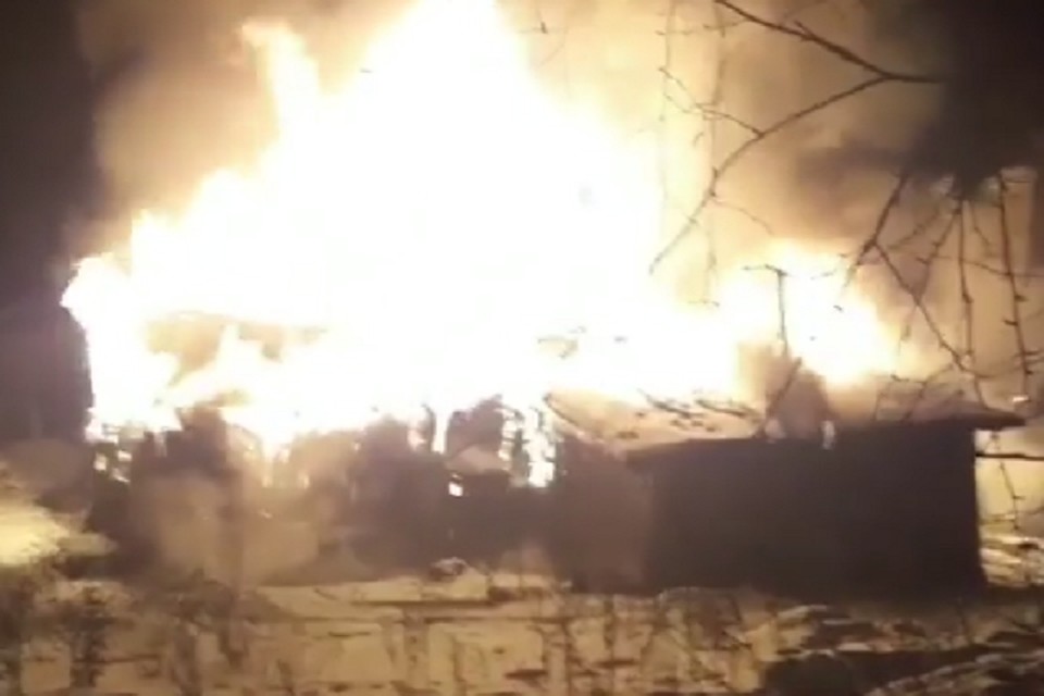 Дом был полностью объят огнем. Фото: скриншот с видео в instagram @chp_59