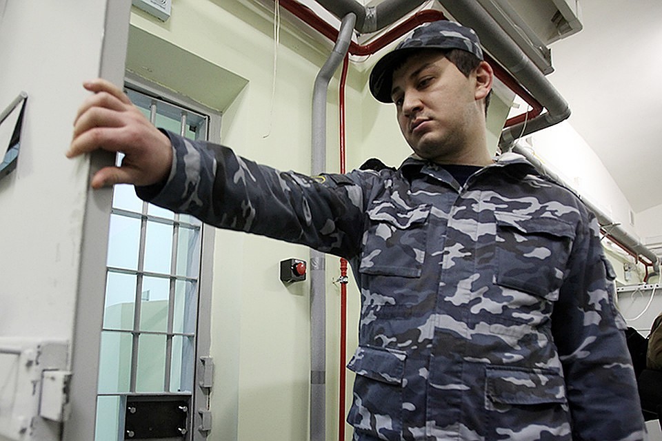 В России почти вдвое сократилось число заключенных