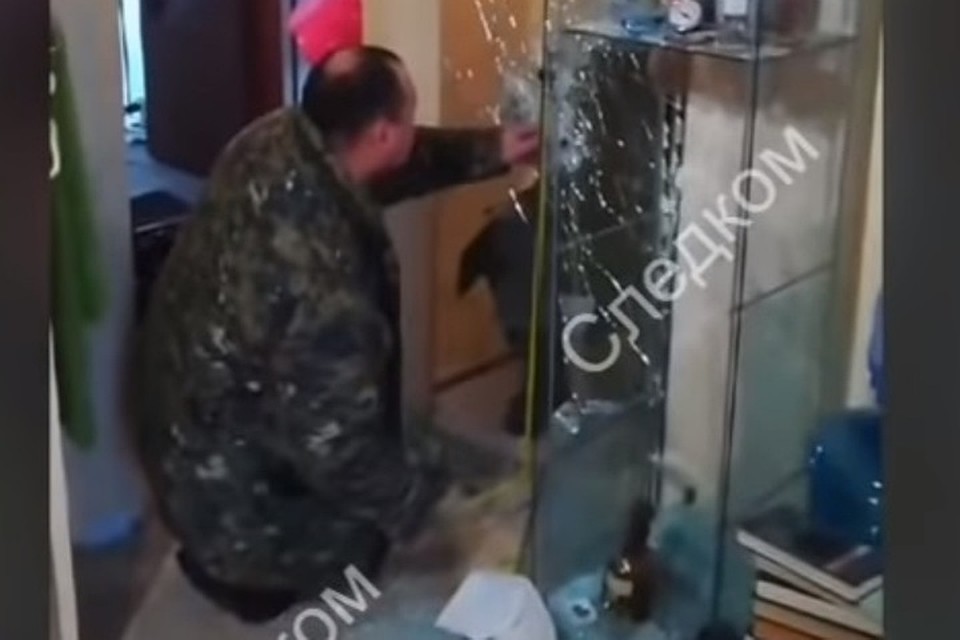 Следователи тщательно проверили квартиру задержанного. Фото: скриншот видео следственного комитета.