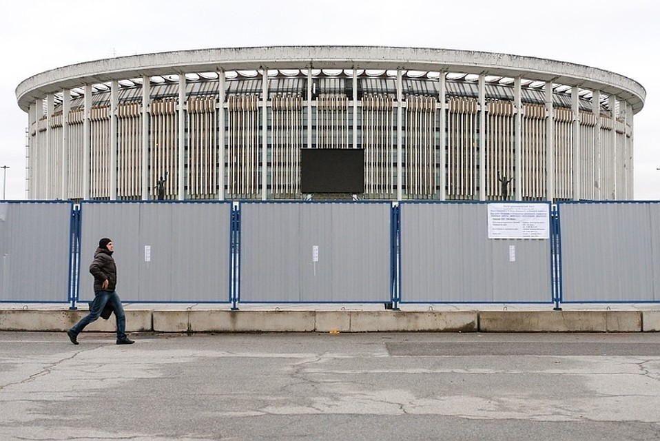 Сейчас в СКК проходят противоаварийные работы, здание комплекса обнесли забором.