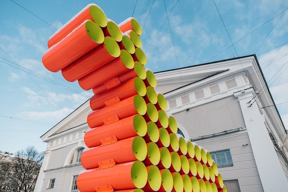 "Манеж" заселили статуи необычных лошадей. Фото: vk.com/manegepetersburg