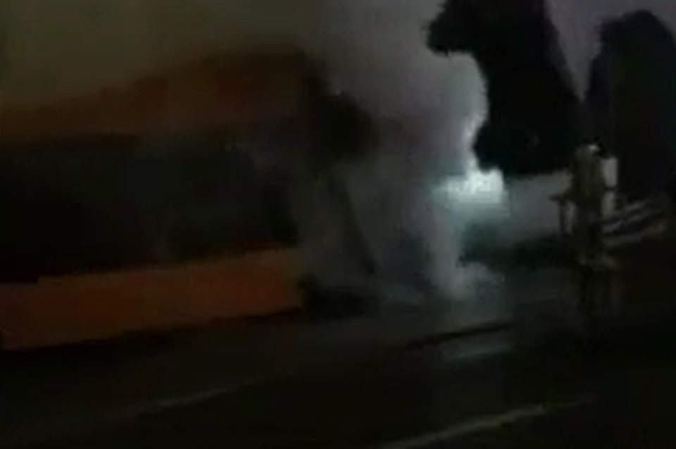 В Парканах на ходу загорелся автобус. Фото: скриншот видео
