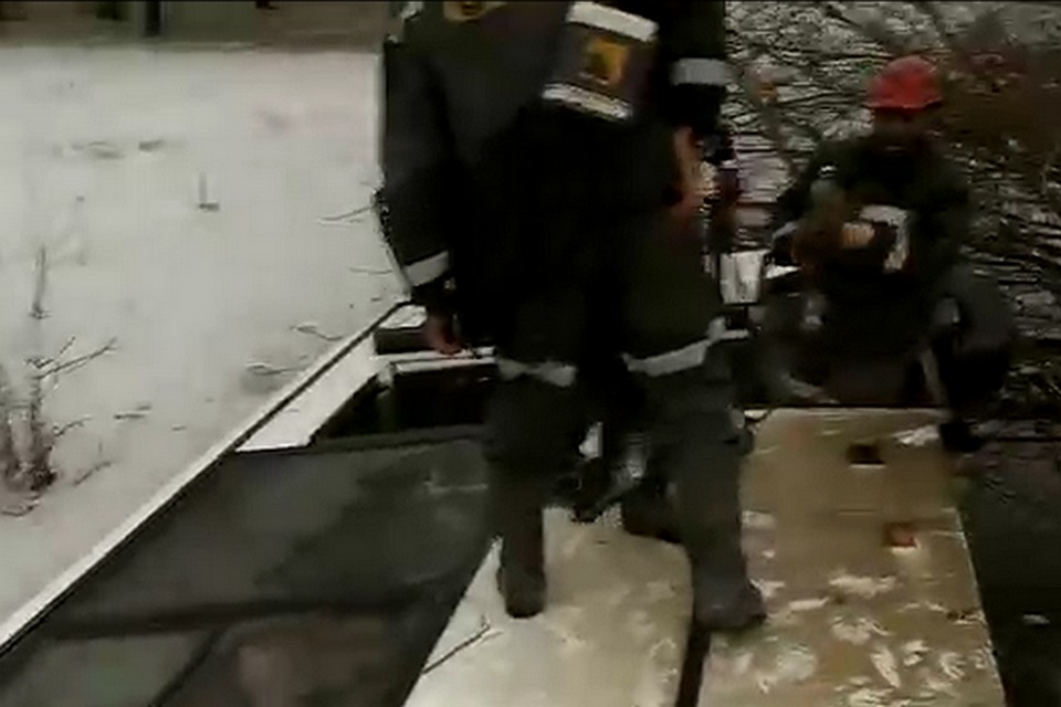 Автобус с 30 горняками перевернулся в Кузбассе. ФОТО: кадр видео vk.com/tip_lk