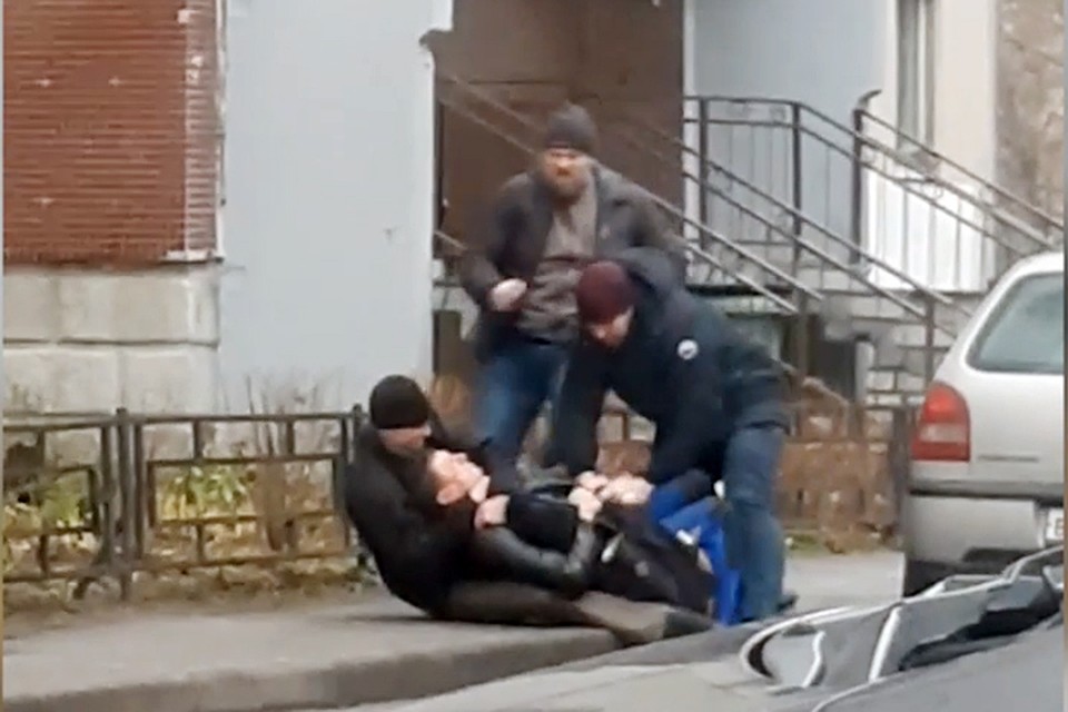 При сбыте партии оружия и наркотиков с поличным задержан организатор криминального бизнеса