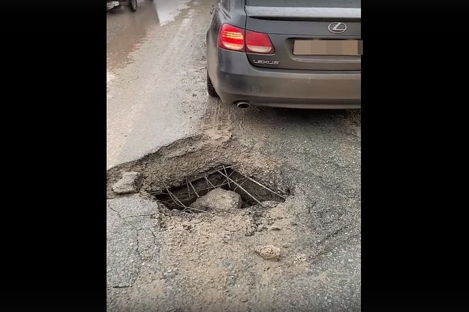 Новосибирцев возмутила глубокая яма в Центральном районе. Фото: Кадр из видео