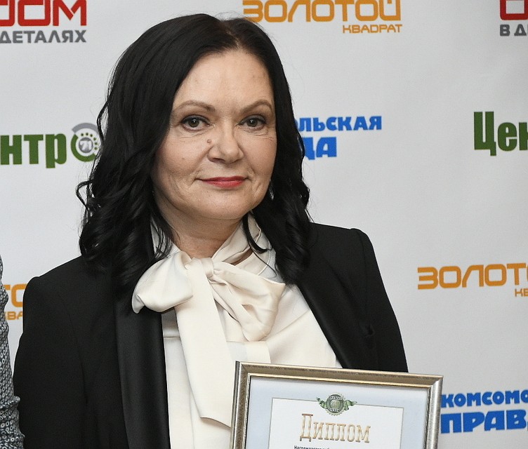 Награду Вере Комаровой вручил руководитель УФАС ТО Юрий Елагин