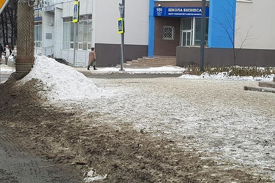Улица Сони Кривой. Грязно. Фото: Денис Ни.