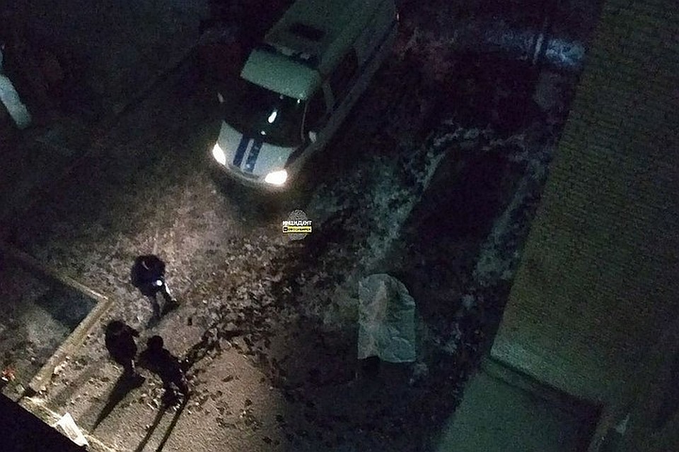 Год назад под окнами этого же общежития нашли мёртвую женщину. Фото: vk.com/incident_nsk.