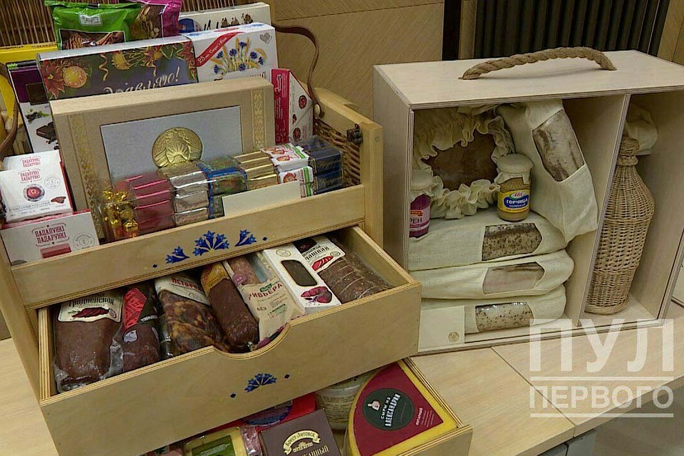 Лукашенко подарил Путину набор белорусских продуктов.
