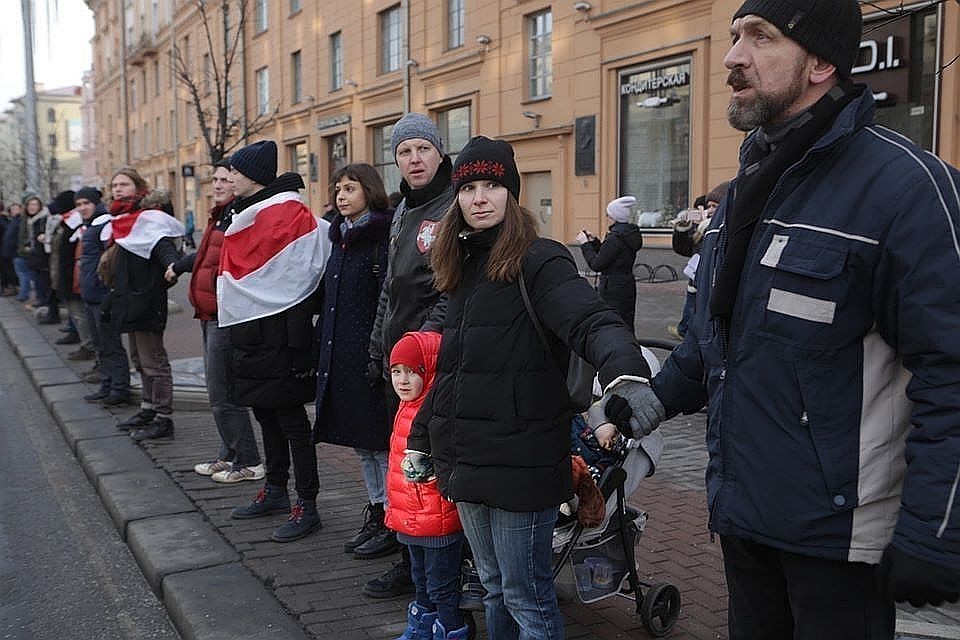 В Минске противники интеграции передали посольству России свою резолюцию