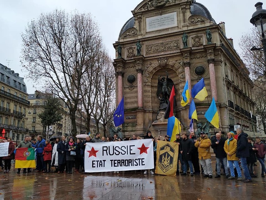 В Париже митингующих украинцев с бандеровским флагом закидали яйцами